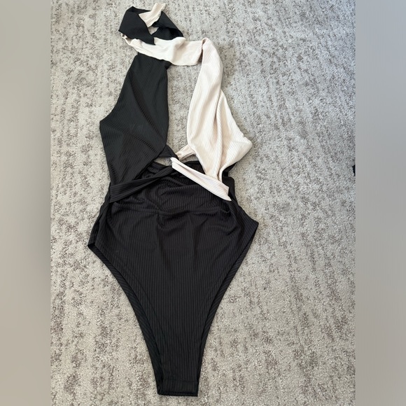 SHEIN cut out twist front halter bodysuit - Picture 5 of 6